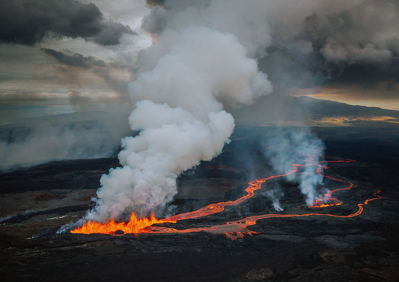 beautiful photo of mauna loa eruption big island paradisecopters