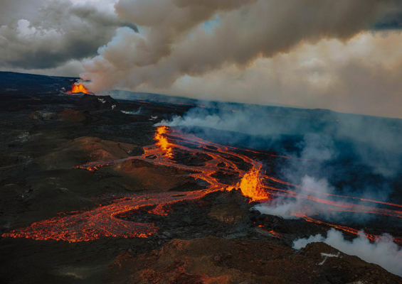 gorgeous photo of mauna loa eruption from a helicopter big island paradisecopters